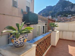 a vase sitting on a ledge on a balcony at Casa MAIO, attico molto panoramico, in centro storico in Taormina