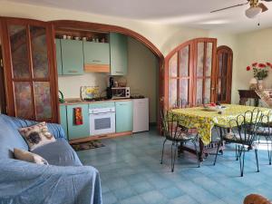 a living room with a table and a kitchen at Casa MAIO, attico molto panoramico, in centro storico in Taormina +37 photos