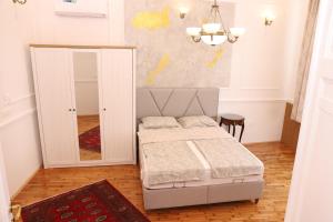 un dormitorio con una cama y un espejo en Lux Medina Apartments, en Sarajevo