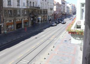 Una calle vacía de la ciudad con coches en la carretera. en Lux Medina Apartments, en Sarajevo