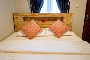 Postel nebo postele na pokoji v ubytování Adhi Homestay