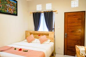 Postel nebo postele na pokoji v ubytování Adhi Homestay