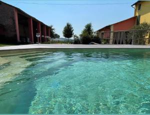 The swimming pool at or close to La Valle dei Vigher
