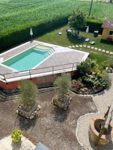 The swimming pool at or close to La Valle dei Vigher