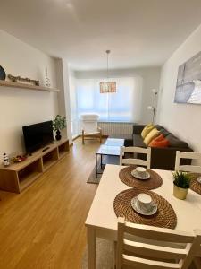 TV a/nebo společenská místnost v ubytování Apartamentos LAMAROSA -PLAYA URBANA