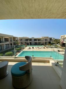 - une vue sur la piscine dans un bâtiment dans l'établissement Hotel Apartment in G cribs, à Hurghada