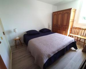 een slaapkamer met een bed, een tafel en een raam bij T2 MARINE Le LAVANDOU in Le Lavandou