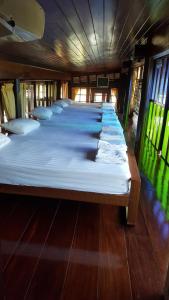 เตียงในห้องที่ เรือนไม้ชายคลอง