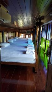 เตียงในห้องที่ เรือนไม้ชายคลอง