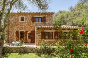 a stone house with a garden in front of it at Mirabo ramonet in Caʼs Concos