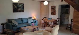 Ruang duduk di Maison au calme au bord de l'eau