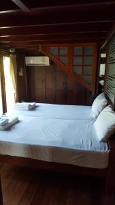 เตียงในห้องที่ เรือนไม้ชายคลอง