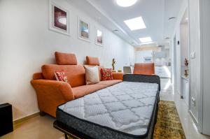 科隆Stylisch und Schick, neue Wohnung, U-Bahn 2 Minuten的客厅里有一张沙发和一张桌子。