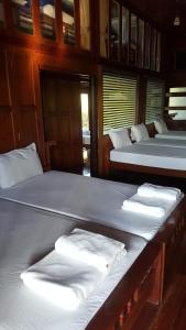 เตียงในห้องที่ เรือนไม้ชายคลอง
