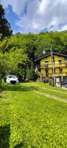 un'auto parcheggiata di fronte a un edificio giallo di Maison du Soleil- CIR VDA Valtournenche n 0204 a Valtournenche