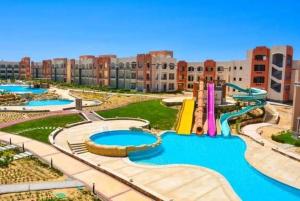 un parco acquatico in una città con molti scivoli d'acqua di Oyster Bay suites Marsa Alam 50M a Abu Dabab