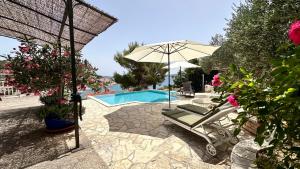 Πισίνα στο ή κοντά στο Villa Paladin - Spacious Villa with Pool near Garden Resort - 7 Min walk