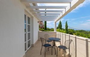 Beautiful Casa Garden Contesses in Momjan的阳台或露台