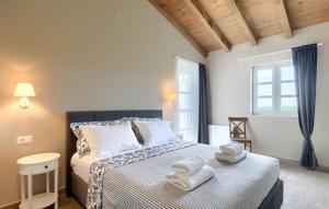 布耶Beautiful Casa Garden Contesses in Momjan的一间卧室，床上有一张带毛巾的床