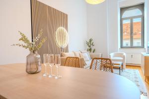 a living room with a table and a couch at Hakuna Cozy-Living city Center - free parking in Graz