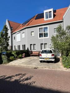 ein vor einem großen Haus geparkt in der Unterkunft B&B Twiske Zuid, Amsterdam free parking in Amsterdam + 6 Fotos