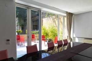 ein Esszimmer mit roten Stühlen und einem Tisch in der Unterkunft Christina Hotel in Bukarest