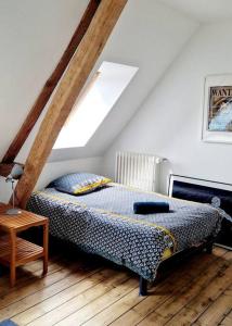 une chambre avec un lit dans un grenier dans l'établissement Maison Famille Proche Paris, à Margny-lès-Compiègne 39 autres photos
