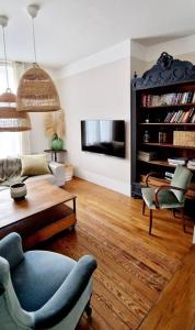 un salon avec un canapé et une table dans l'établissement Maison Famille Proche Paris, à Margny-lès-Compiègne