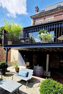 - un banc blanc devant un bâtiment avec balcon dans l'établissement Maison Famille Proche Paris, à Margny-lès-Compiègne