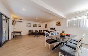 Μια τηλεόραση ή/και κέντρο ψυχαγωγίας στο Stunning Home In Duba Stonska With Wifi