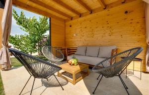 Χώρος καθιστικού στο Awesome Home In Gornji Vinkovec