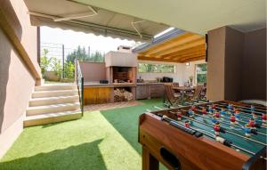 Τραπέζι μπιλιάρδου στο Awesome Home In Gornji Vinkovec +35 φωτογραφίες