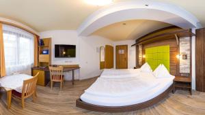 Postel nebo postele na pokoji v ubytování Hotel-Pension Egger