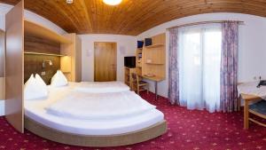 Postel nebo postele na pokoji v ubytování Hotel-Pension Egger