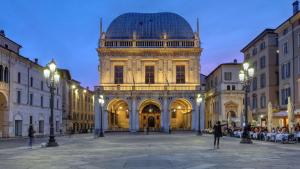 un edificio con una cúpula en medio de una calle en AR Inter 1, en Brescia 11 fotos más