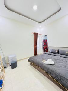 Ấp Kim ThạchにあるNgọc Vy Homeの部屋の中に大きなベッドがある寝室