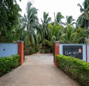 ClayNest Resorts外面的花园