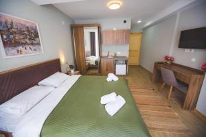 Rúm í herbergi á Didveli gallery bakuriani Room A102