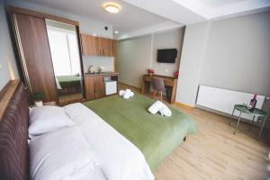 Rúm í herbergi á Didveli gallery bakuriani Room A102