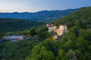 eine Luftaufnahme eines Hauses auf einem Hügel in der Unterkunft Casa Memory in Crikvenica