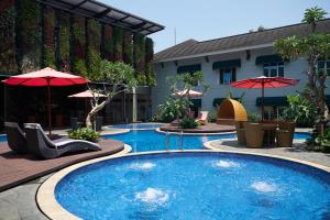Bazén v ubytování Patra Bandung Hotel nebo v jeho okolí