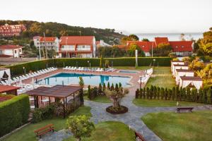 Бассейн в Hotel Spa Galatea или поблизости