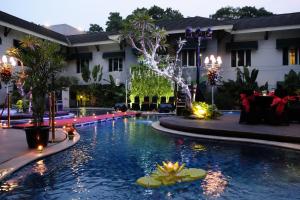 una piscina frente a un edificio por la noche en Patra Bandung Hotel, en Bandung