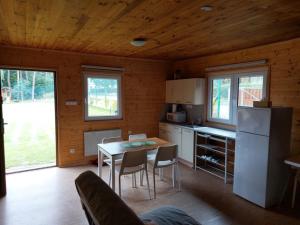 una cucina con tavolo e sedie in una cabina di Chata Tereza a Hamr na Jezeře