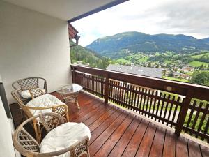 巴德小基希海姆Apartment Franca Bad Kleinkirchheim的山景阳台,配有椅子。