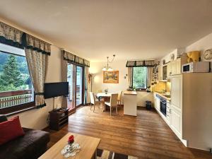 巴德小基希海姆Apartment Franca Bad Kleinkirchheim的带厨房和餐厅的客厅