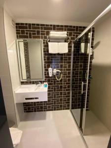 Koupelna v ubytování Pandora Hotel + 47 fotografií