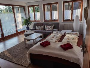 un soggiorno con due letti e un divano di Ferienwohnung Im Himmelreich, 83 qm, ruhig gelegen, optimal für Familien, Küche, Waschmaschine und Trockner a Deggendorf