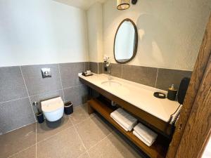 Ванная комната в Now Boutique Hotel