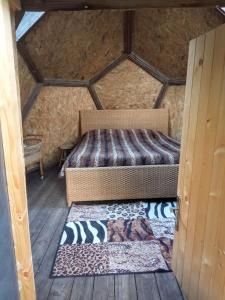 a bed in a room in a tent at Cabane ronde dans les arbres in Chateauroux-les-Alpes